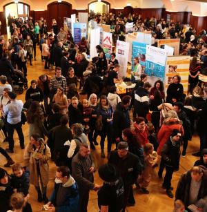 Viele Menschen auf einer Messe