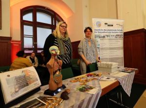 Zwei Frauen stehen an einem Messestand.