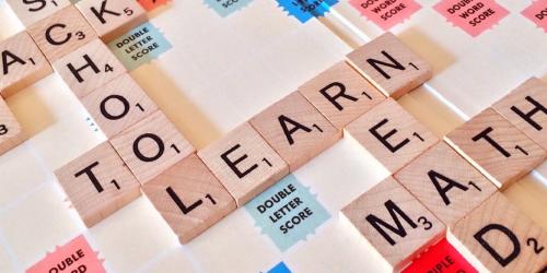 Ausschnitt eines Scrabblespielbretts, auf dem die Wörter Learn, School, Math und Read gelegt sind