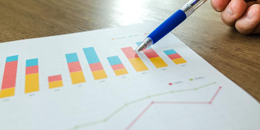 Buntes Balkendiagramm mit Stift, der darauf zeigt