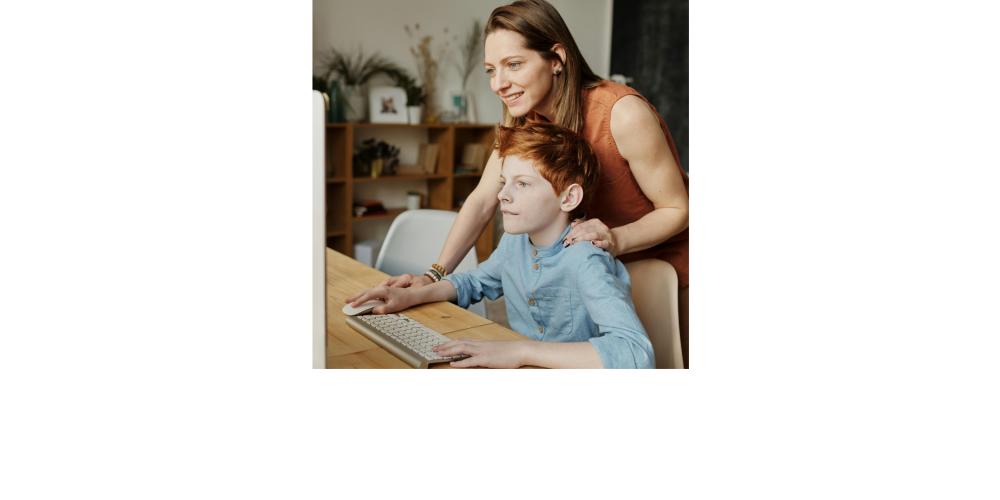 Mutter und Sohn schauen gemeinsam auf einen Bildschirm