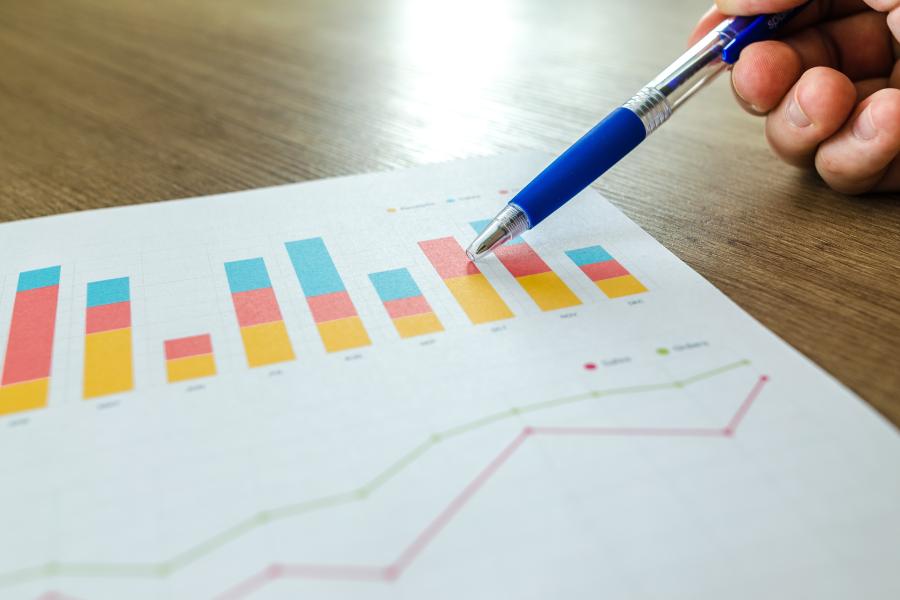 Buntes Balkendiagramm mit Stift, der darauf zeigt