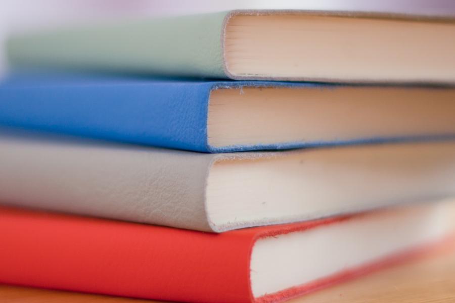 Stapel von 4 Büchern