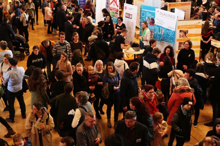 Viele Menschen auf einer Messe