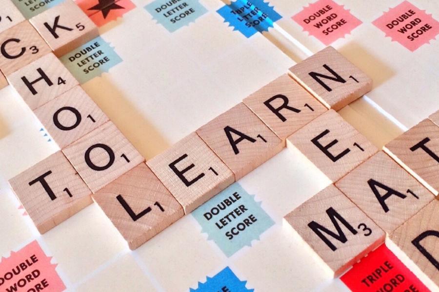Ausschnitt eines Scrabblespielbretts, auf dem die Wörter Learn, School, Math und Read gelegt sind